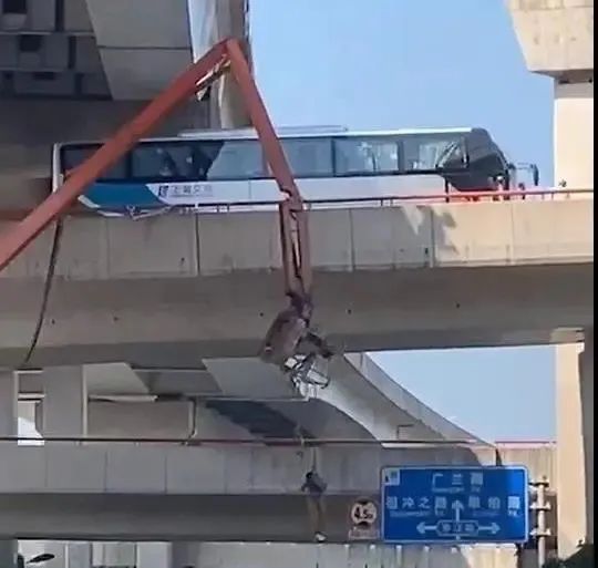 安全警示！上海高架一大巴碰撞施工中高空臂車
